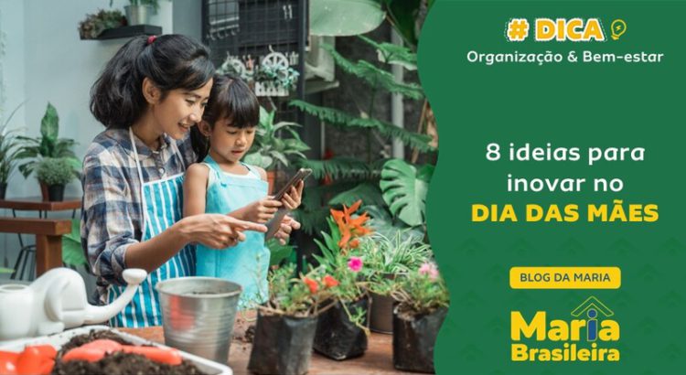 Mãe e filha cuidando de plantas