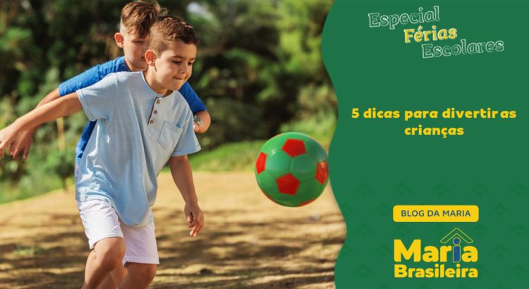 férias escolares 2022 - crianças amigos se divertindo jogando futebol com uma bola em um campinho